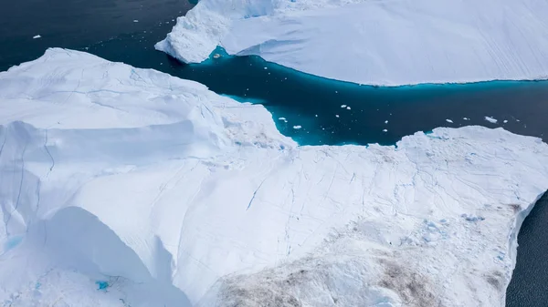飞过冰山 在短距离上拍摄冰块 具有解冻痕迹的冰山表面 全球变暖现象的研究 世界海洋数百万吨的浮冰 — 图库照片