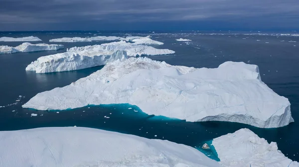 飞过冰山 在短距离上拍摄冰块 具有解冻痕迹的冰山表面 全球变暖现象的研究 世界海洋数百万吨的浮冰 — 图库照片