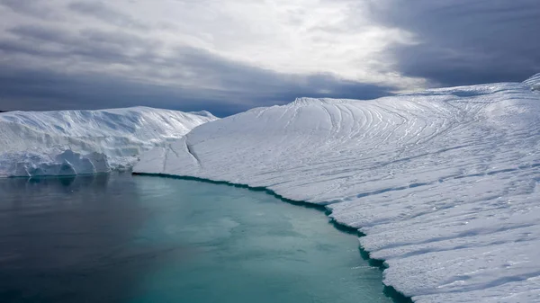 Vuelo Sobre Icebergs Tiro Hielo Corta Distancia Una Superficie Iceberg —  Fotos de Stock