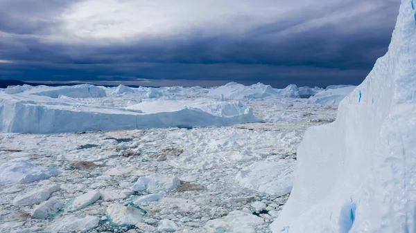 Let Nad Ledovci Střelbou Leků Krátkou Vzdálenost Povrch Ledovce Rozmraňovými — Stock fotografie