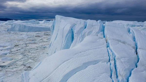 Полет Над Айсбергами Стрельба Льдами Небольшом Расстоянии Поверхность Айсберга Оттаивающими — стоковое фото