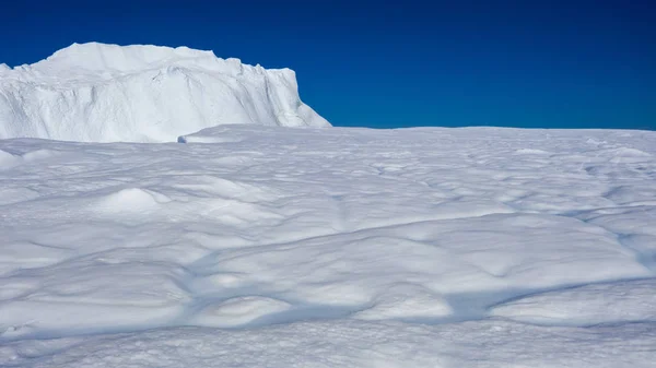 飞过冰山 在短距离上拍摄冰块 具有解冻痕迹的冰山表面 全球变暖现象的研究 世界海洋数百万吨的浮冰 — 图库照片#