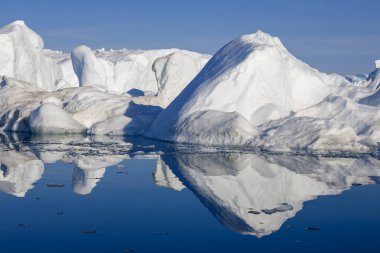 Gezegenimizin kutup bölgelerinin doğası ve manzaraları. Buzlar arasında bilimsel gemiyle seyahat edin. Küresel ısınma olgusu üzerinde çalışıyorum. Olağandışı şekil ve renklerin buzdağları ve buzdağları.