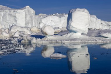 Gezegenimizin kutup bölgelerinin doğası ve manzaraları. Buzlar arasında bilimsel gemiyle seyahat edin. Küresel ısınma olgusu üzerinde çalışıyorum. Olağandışı şekil ve renklerin buzdağları ve buzdağları.