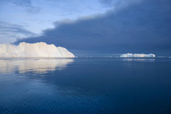 氷の間の科学船の上を移動します 地球温暖化現象の研究 珍しい形や色の氷や氷山 — ストック写真