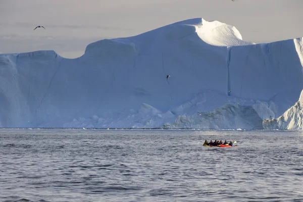 氷の間の科学船の上を移動します 地球温暖化現象の研究 珍しい形や色の氷や氷山 — ストック写真