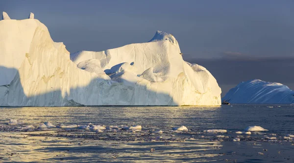 Gezegenimizin Kutup Bölgelerinin Doğası Manzaraları Buzlar Arasında Bilimsel Gemiyle Seyahat — Stok fotoğraf