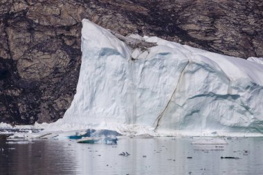 Olağandışı formlar ve buzdağları. Dünya 'nın kutup bölgelerinin araştırması. Küresel ısınma fenomen. Gezegenin buzulların felaketle çözülme.