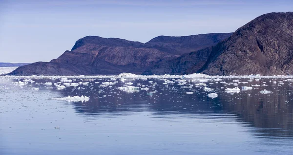 珍しい形の氷と氷山 地球の極地の研究地球温暖化現象惑星の氷河の壊滅的な解凍 — ストック写真
