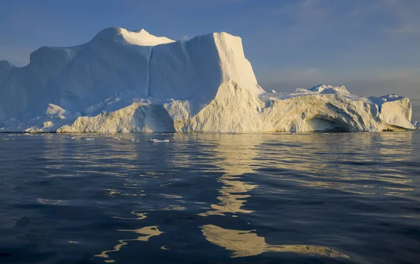 珍しい形の氷と氷山 地球の極地の研究地球温暖化現象惑星の氷河の壊滅的な解凍 — ストック写真