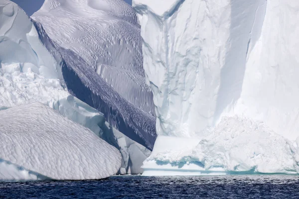 异常形式的冰和冰山 地球极地区域研究 全球变暖现象 地球冰川的灾难性解冻 — 图库照片