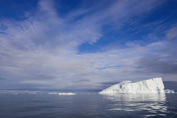 Eine Eisbergoberfläche Mit Tauspuren Erforschung Eines Phänomens Der Globalen Erwärmung — Stockfoto