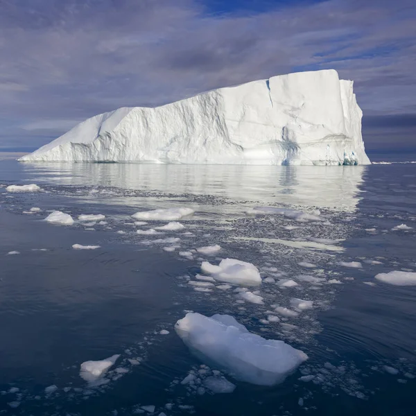 Eine Eisbergoberfläche Mit Tauspuren Erforschung Eines Phänomens Der Globalen Erwärmung — Stockfoto