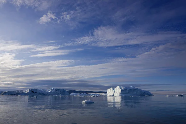 解凍痕跡を持つ氷山の表面 地球温暖化現象の研究世界の海洋に浮かぶ氷の何百万トン — ストック写真