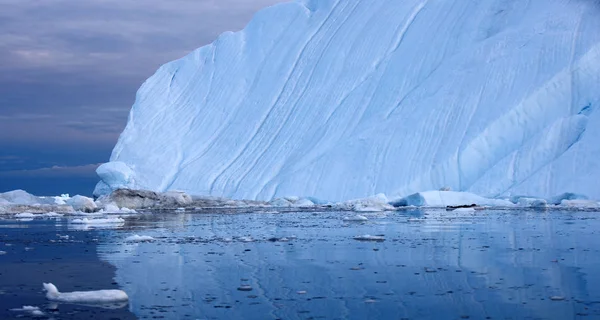 Iceberg Avec Des Traces Dégel Recherche Phénomène Réchauffement Climatique Des — Photo