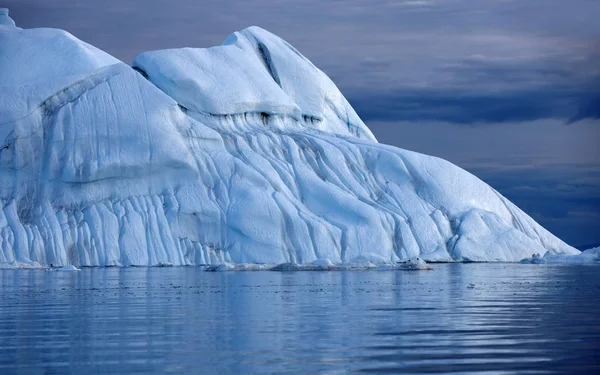 解凍痕跡を持つ氷山の表面 地球温暖化現象の研究世界の海洋に浮かぶ氷の何百万トン — ストック写真