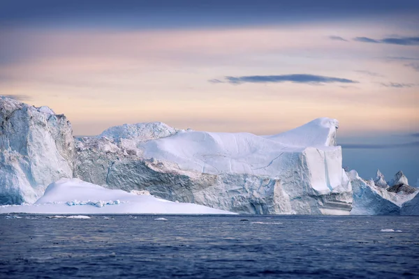 具有解冻痕迹的冰山表面 全球变暖现象的研究 世界海洋数百万吨的浮冰 — 图库照片