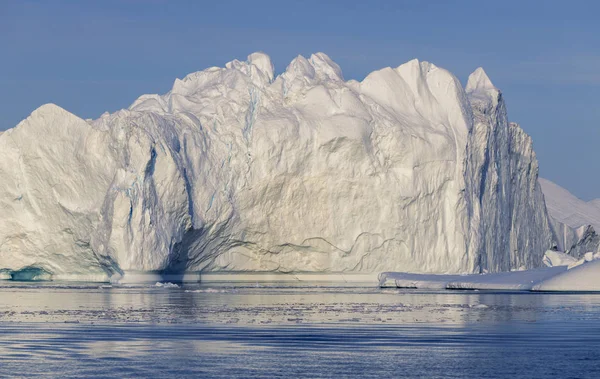 我们星球极地地区的自然和地貌 乘科学船在冰层中旅行 研究全球变暖的现象 不同寻常的形状和颜色的冰和冰山 — 图库照片