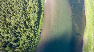 Subpolar Urallar. Rusya 'nın kuzey bölgeleri. Bozulmamış doğa. Temiz hava ve nehirlerde içme suyu. Bol miktarda bitki ve hayvan, antik çağların jeolojik anıtları. Görüntü yönetmeni: