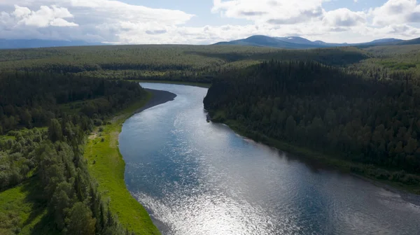 極性ウラル ロシア北部の領土 無傷の性質だ 川のきれいな空気と飲料水 植物や動物の豊かさ 古代の地質学的記念物 ドロンからの写真 — ストック写真