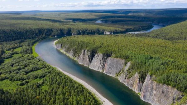 極性ウラル ロシア北部の領土 無傷の性質だ 川のきれいな空気と飲料水 植物や動物の豊かさ 古代の地質学的記念物 ドロンからの写真 — ストック写真