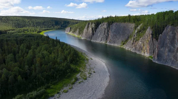 極性ウラル ロシア北部の領土 無傷の性質だ 川のきれいな空気と飲料水 植物や動物の豊かさ 古代の地質学的記念物 ドロンからの写真 — ストック写真
