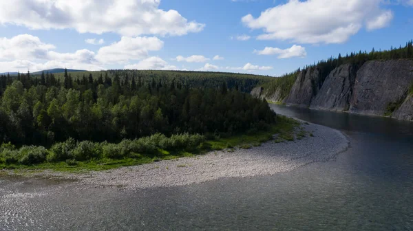 極性ウラル ロシア北部の領土 無傷の性質だ 川のきれいな空気と飲料水 植物や動物の豊かさ 古代の地質学的記念物 ドロンからの写真 — ストック写真
