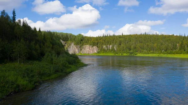 極性ウラル ロシア北部の領土 無傷の性質だ 川のきれいな空気と飲料水 植物や動物の豊かさ 古代の地質学的記念物 ドロンからの写真 — ストック写真