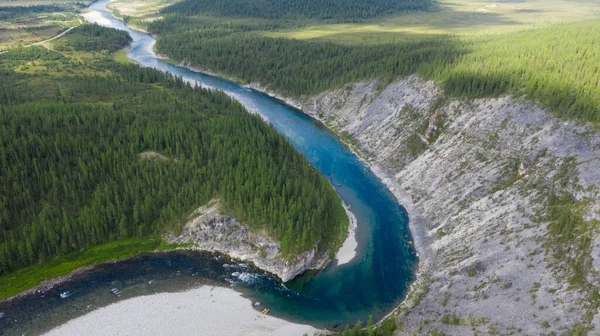 極性ウラル ロシア北部の領土 無傷の性質だ 川のきれいな空気と飲料水 植物や動物の豊かさ 古代の地質学的記念物 ドロンからの写真 — ストック写真