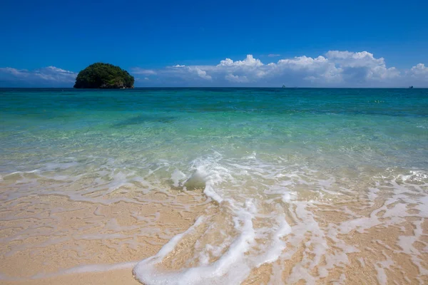 Остановитесь Красивом Отеле Тропическом Острове Морские Пейзажи Чистым Морем Небом — стоковое фото