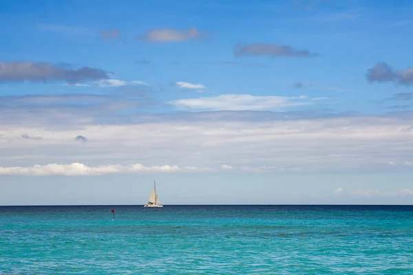トロピカルアイランドの美しいホテルにご滞在ください きれいな海と空の海 — ストック写真