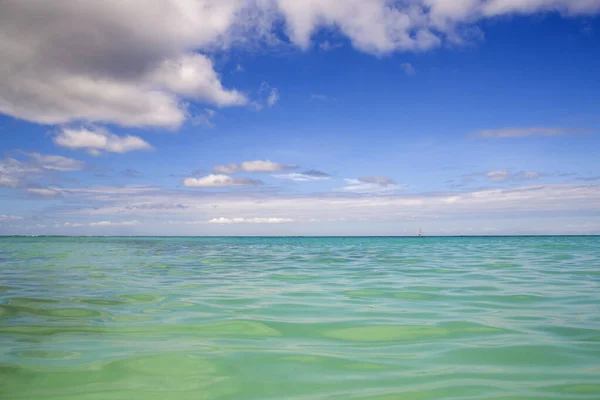 住在热带岛屿上的一家漂亮的旅馆里 有洁白的大海和天空的海景 — 图库照片