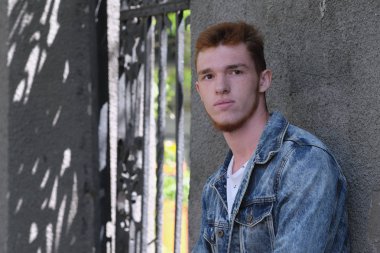 Gitar durumda kapısında Kızıl saçlı Genç neşeli adam