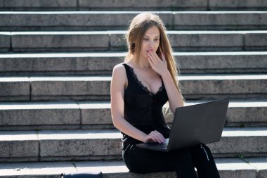 sarışın içinde belgili tanımlık laptop gördüm tarafından utandım