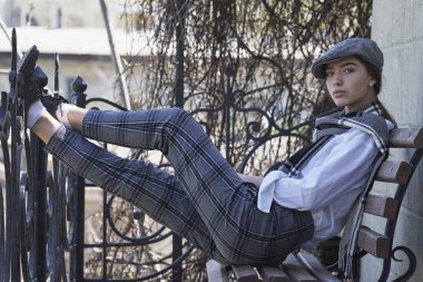 Genç ve seksi kız retro tarzı giyinmiş