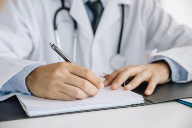 Erkek Doktor elleri notları alarak veya Clie doldurur closeup
