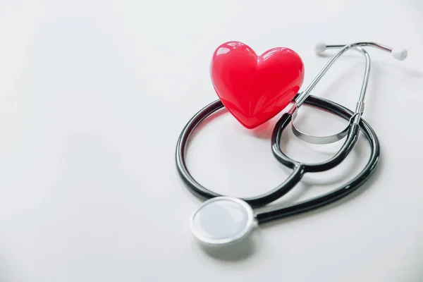 Dünya Sağlık günü. Beyaz arka planda stetoskop ile kırmızı kalp,