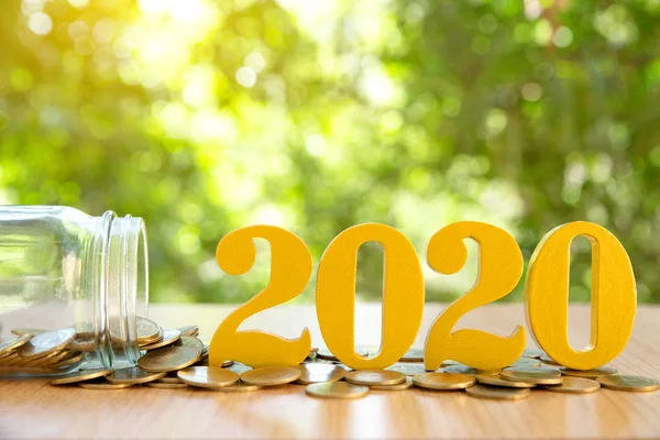 Kelime 2020 gram içinde sikke ve cam şişeler üzerine koymak