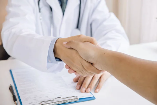 Closeup.handshake між лікарем і пацієнтом в медичному центрі — стокове фото