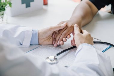 Aşırı yakın-up bir Doktor hastanın elini muayene Med