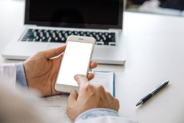 Doktor ile mobil akıllı telefon ve dizüstü bilgisayar kullanarak TABL