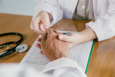 Yardım eden eller, yaşlı kavramına dikkat edin.