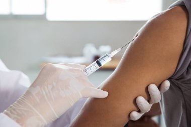 Erkek hastaların kolunu enjekte eden eller yakın çekim. Doktor veren bir 