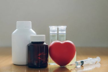 bir şişe ilaç. Enjeksiyon iğne ve stres topu kalp SHA