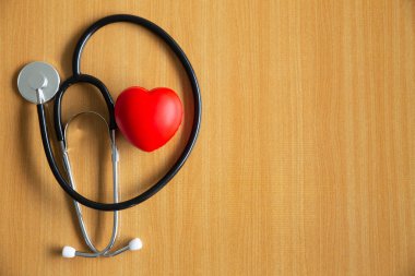 Siyah Doktor stetoskop ve stres topu kalp şekli üzerinde woode