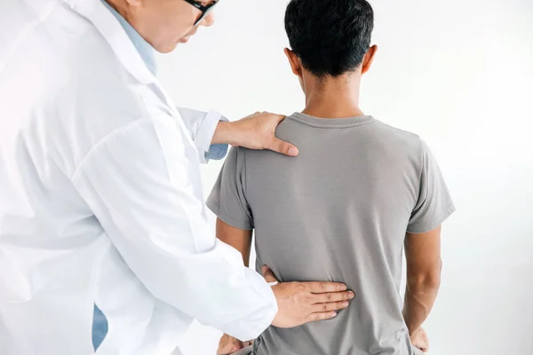 Φυσιοθεραπευτής κάνει θεραπευτική θεραπεία στην πλάτη του ανθρώπου. Πόνο — Φωτογραφία Αρχείου