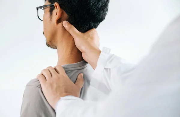 Fisioterapeuta haciendo tratamiento curativo en el cuello del hombre, Chiropract — Foto de Stock