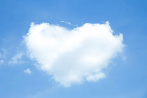 Белые облака в форме сердца на голубом фоне неба — стоковое фото