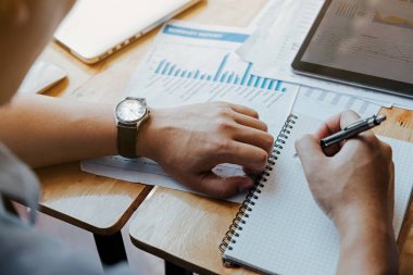  İş adamı saatine bakıyor, saati izliyor.