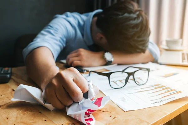 Concept de stress ou d'échec. Homme d'affaires en colère et fatigué qui s'effondre — Photo